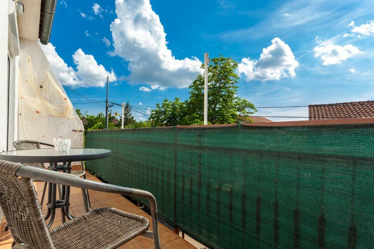 Marina Appartement Malinska Buitenkant foto