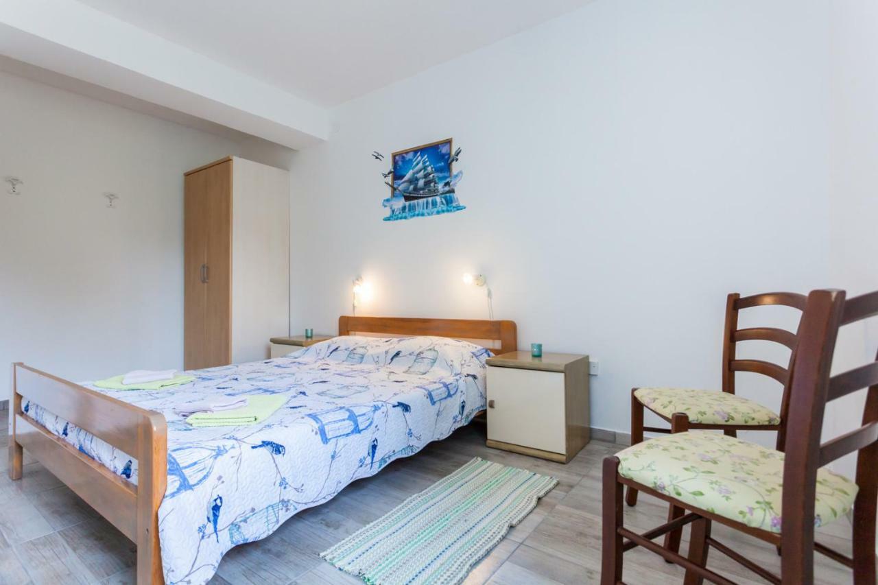 Marina Appartement Malinska Buitenkant foto