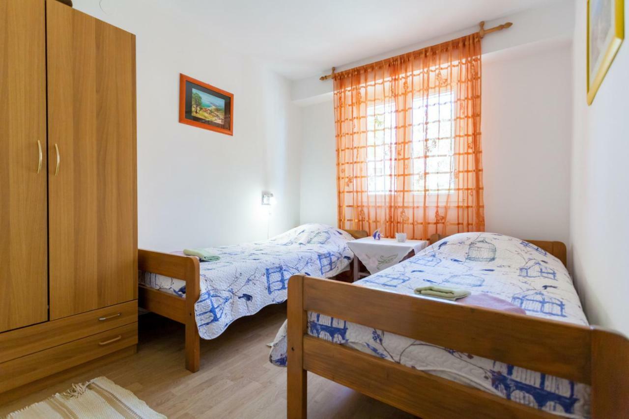 Marina Appartement Malinska Buitenkant foto