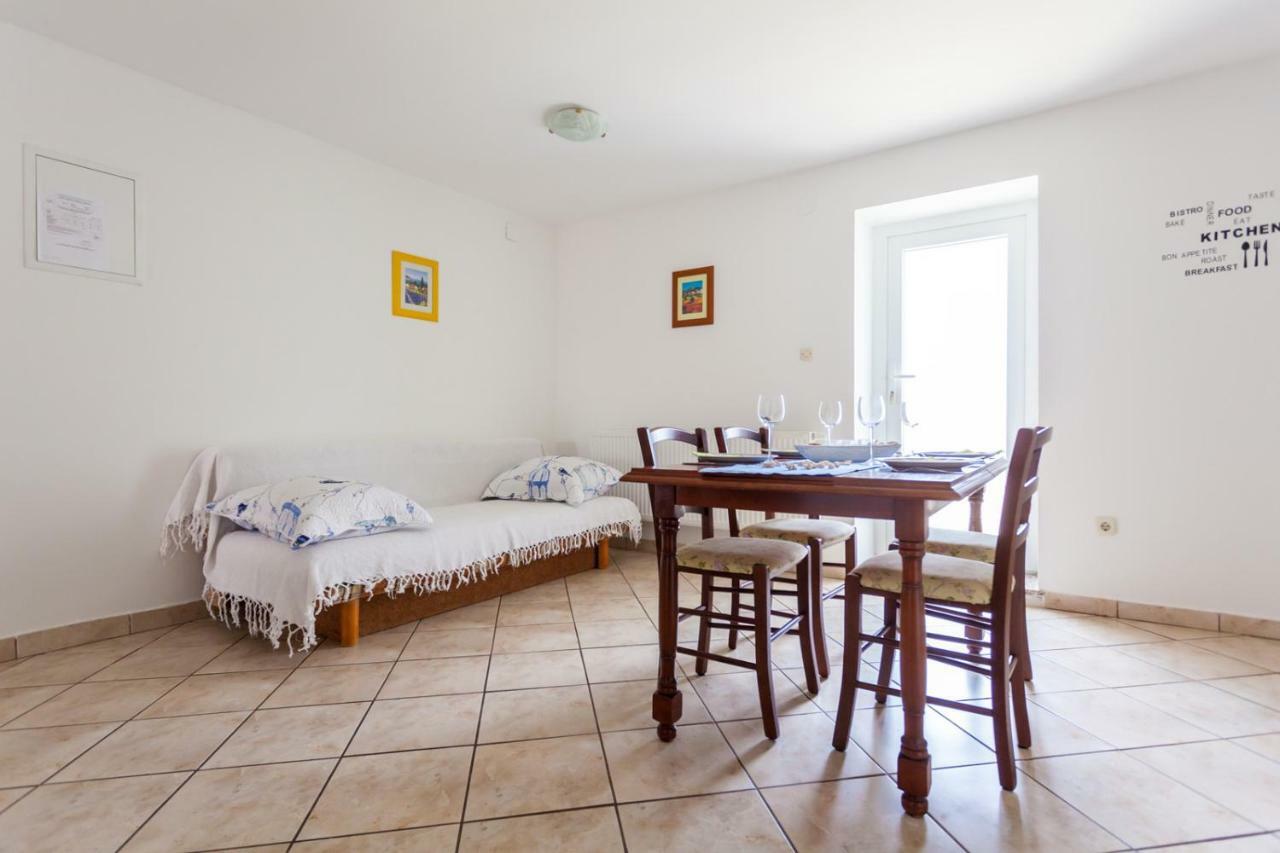 Marina Appartement Malinska Buitenkant foto