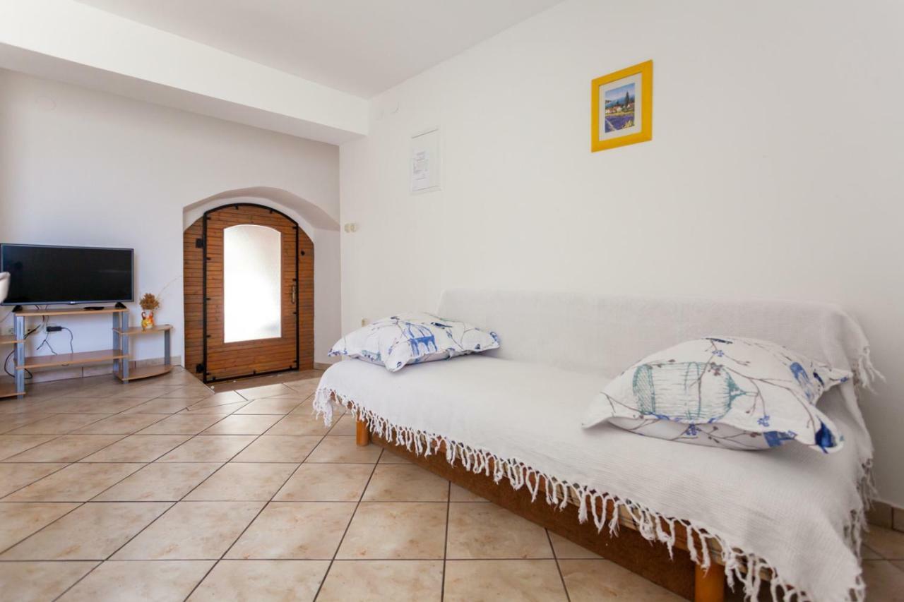 Marina Appartement Malinska Buitenkant foto